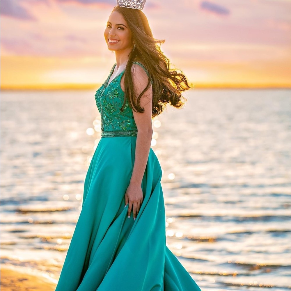 Sherri Hill. Size 6, Emerald Green. With pockets